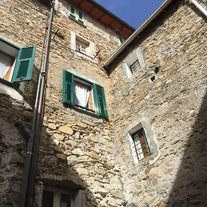 la-casa-nel-borgo-antico.hotelitalianriviera.com/